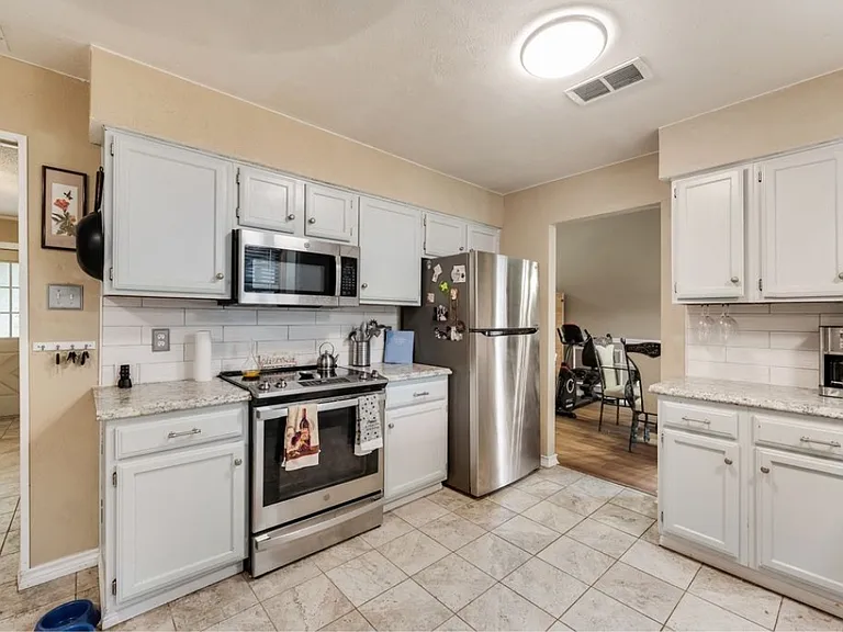 1018 Melissa Ln — Photo 10