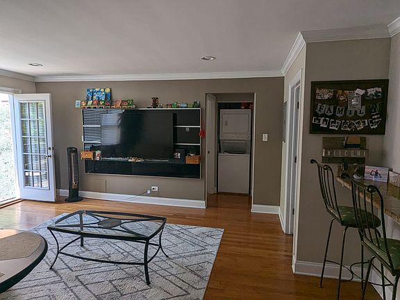 4th image of 6037 N Rockwell St APT 3D