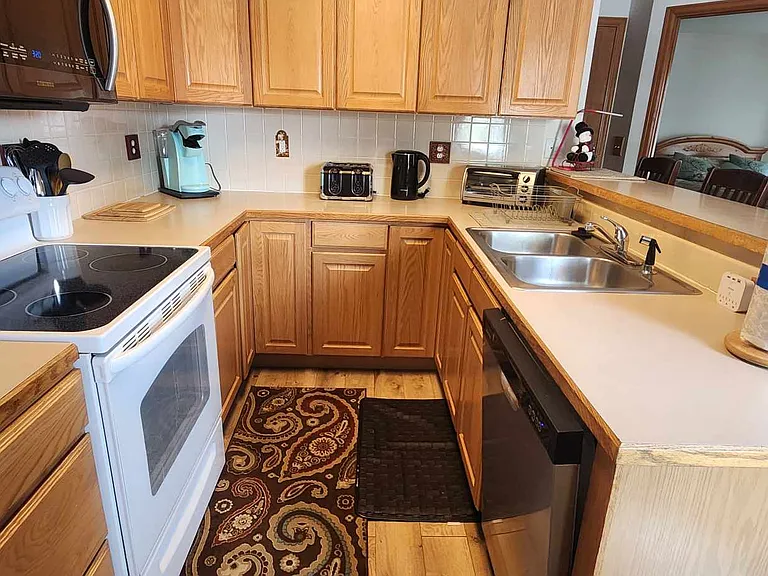 311 Village Point Dr — Photo 4