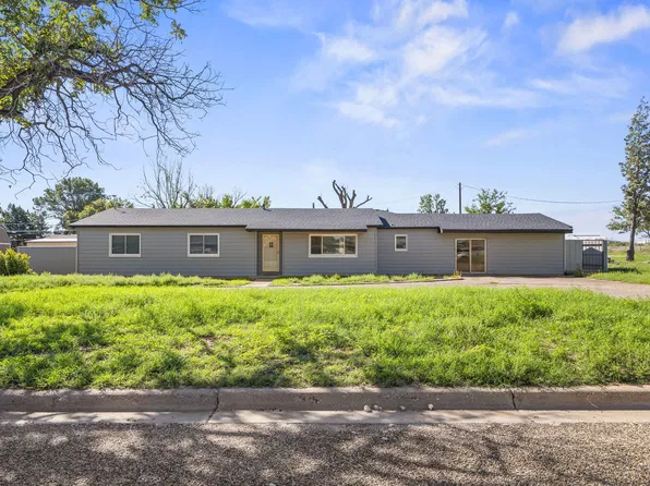 102 3rd St, Plains, TX 79355