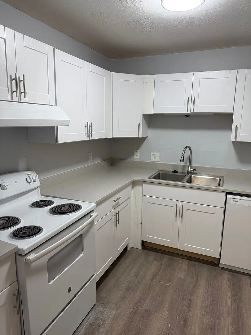 Move In Special!! Newly Renovated 2 Bed 1.5 Bath Townhome — Photo 1