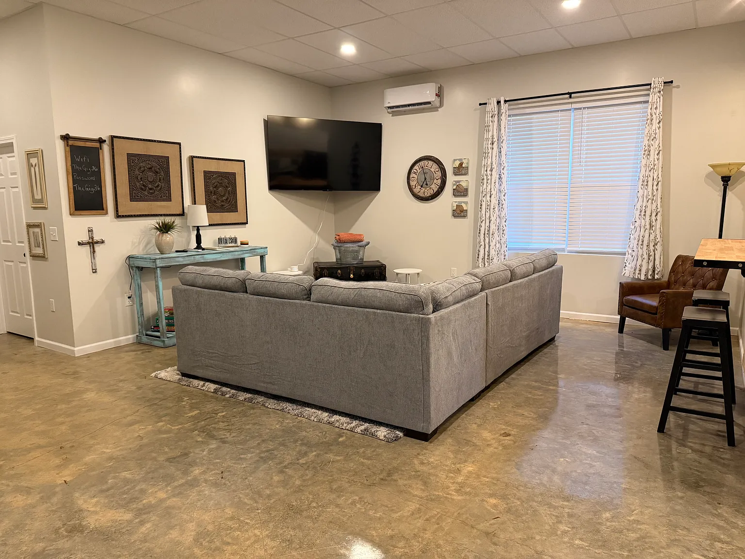 5 bed, 2500 sqft, $5,000 — Photo 2