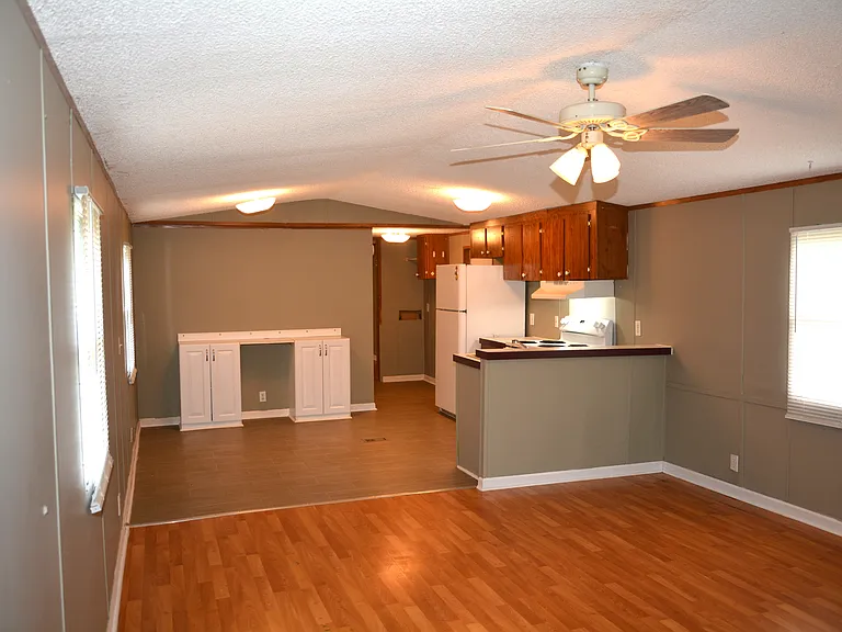 Large Eat in Kitchen and living room