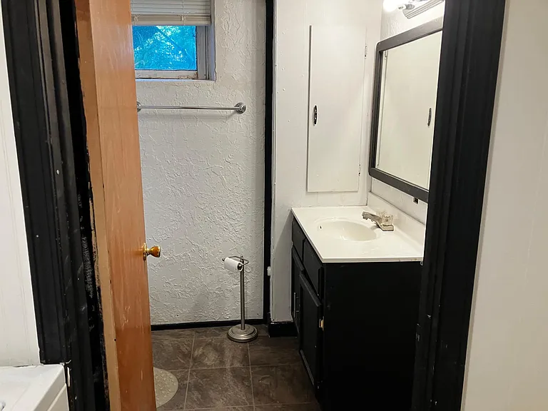 615 W 3rd St #C — Photo 10