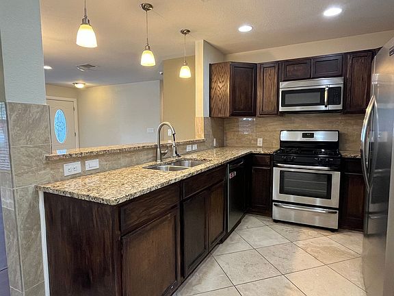 4th image of 806 Montopolis Dr