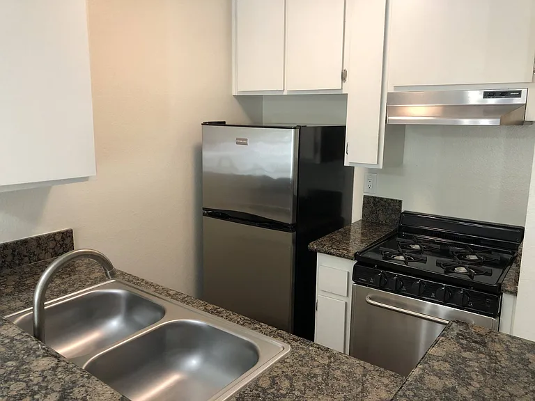 Versailles on the Lake Apartments — Photo 81