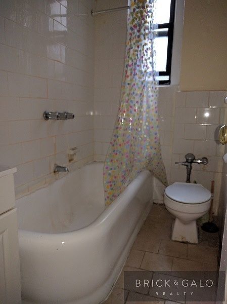 2nd image of 2121 Beekman Pl #3