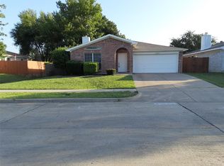 705 Valley Spring Dr, Arlington, TX 76018