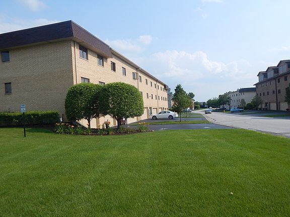3rd image of 15703 Old Orchard Ct Unit 1N