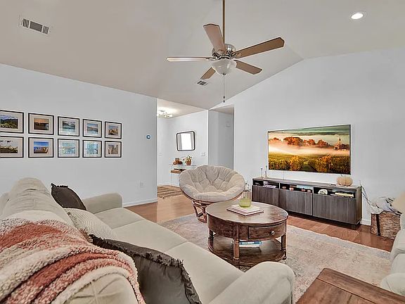 5th image of 804 Cloverview Dr