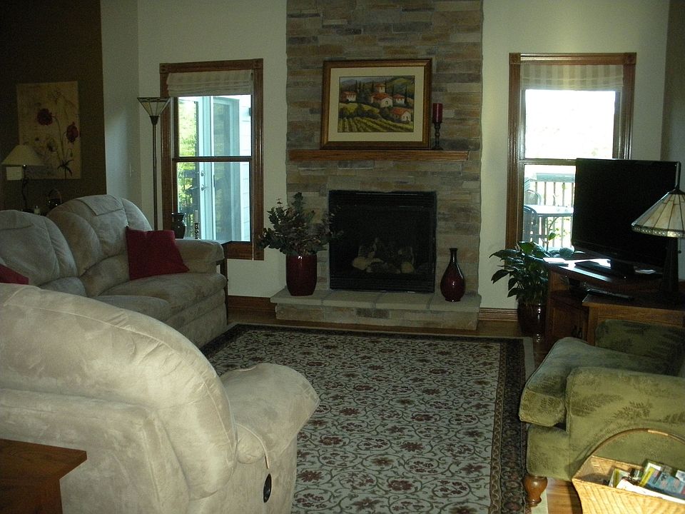 Living room / fireplace