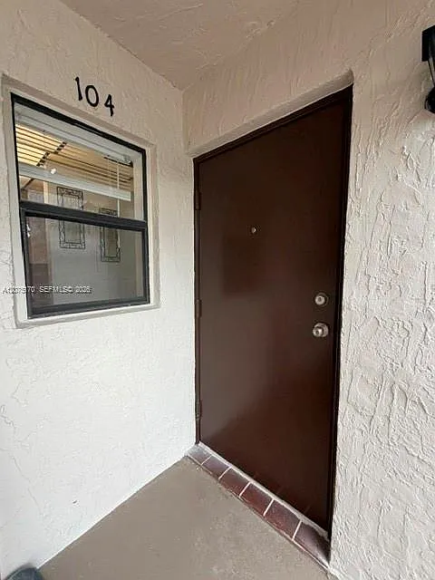 Banyan Tree Three Condo — Photo 3