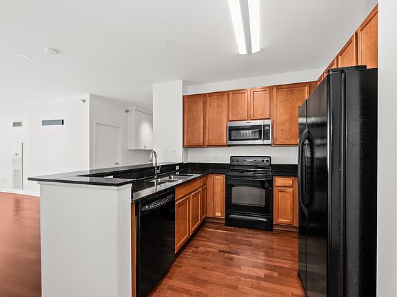 4th image of 1841 S Calumet Ave APT 1803