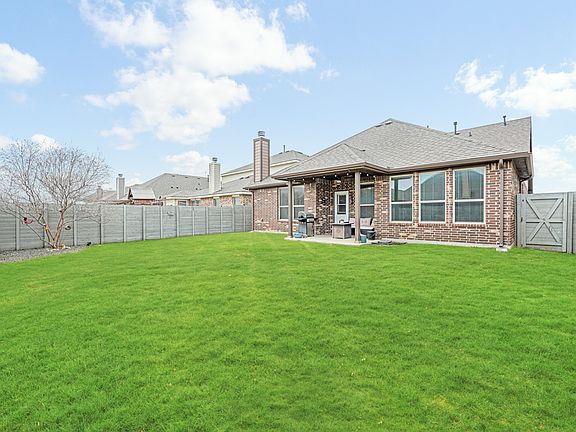 3rd image of 916 Falcon Rd