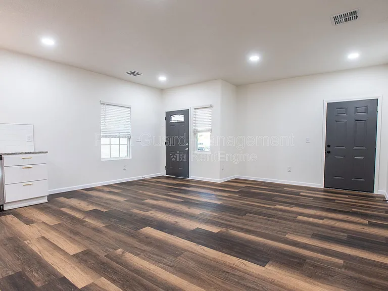 315 S Green St — Photo 6