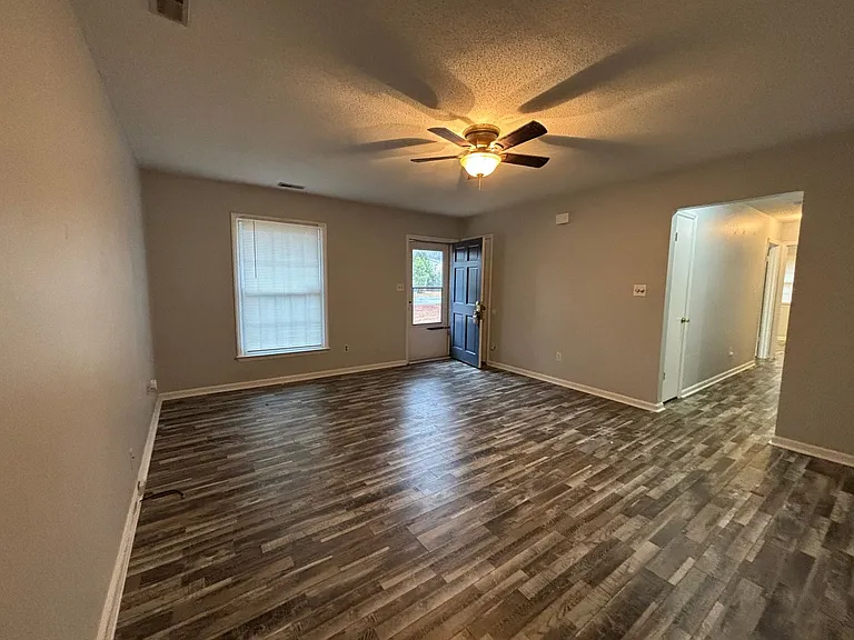 102 Hillside Ct — Photo 5