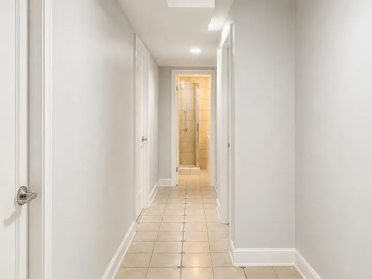94 Victor Blvd — Photo 9