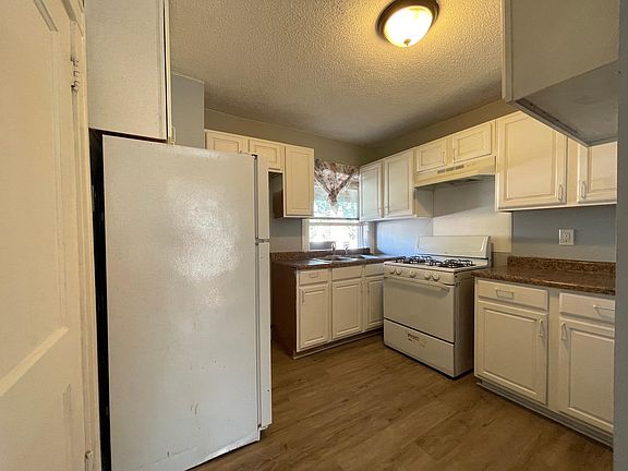 4th image of 635 Ivy Ave E #2