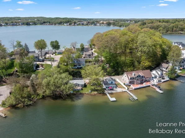 461 N Lake Dr, Caledonia, MI 49316