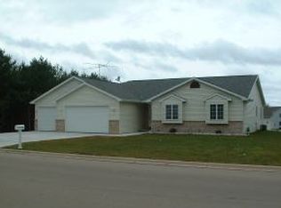 1403 E Robin St, New London, WI 54961