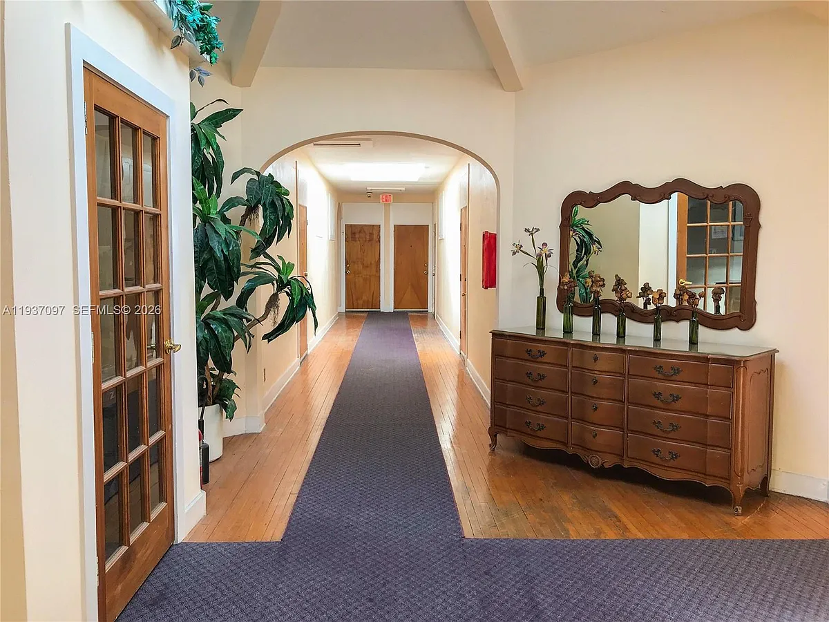 Building Photo - 700 W 51st St #5
