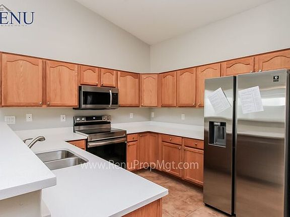 2nd image of 906 W Desert Hollow Dr