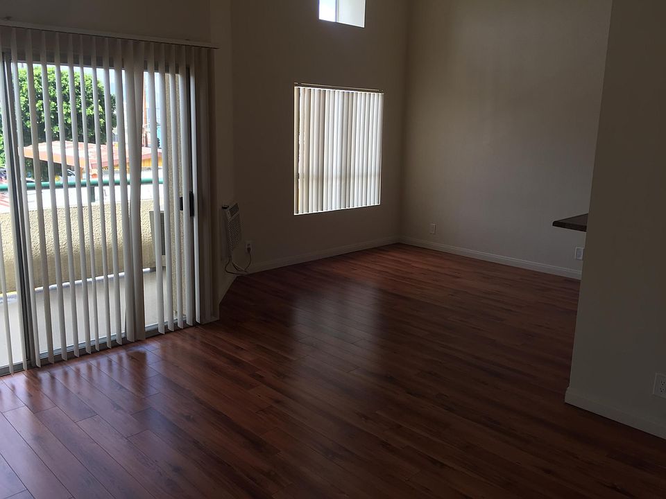 2nd image of 6767 Hayvenhurst Ave