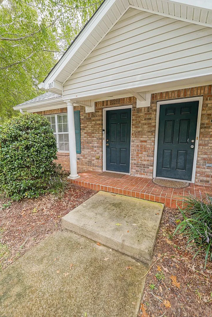 3 Bedroom 3 Bathroom in Savannah Crossing — Photo 3