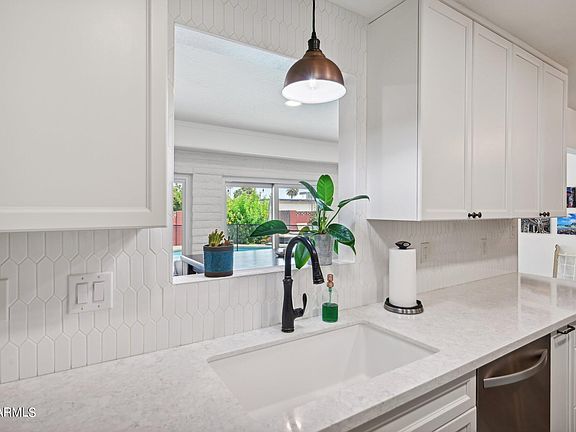 5th image of 1118 E MANHATTON Drive
