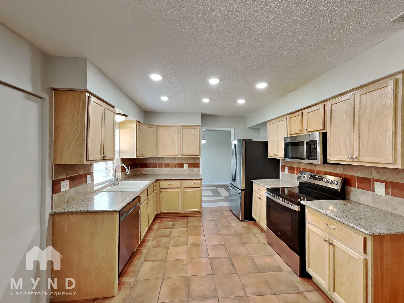 3 bed, 2.0 bath, 2008 sqft, $2,065 — Photo 3