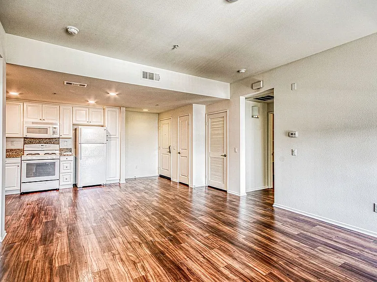 807 West — Photo 21