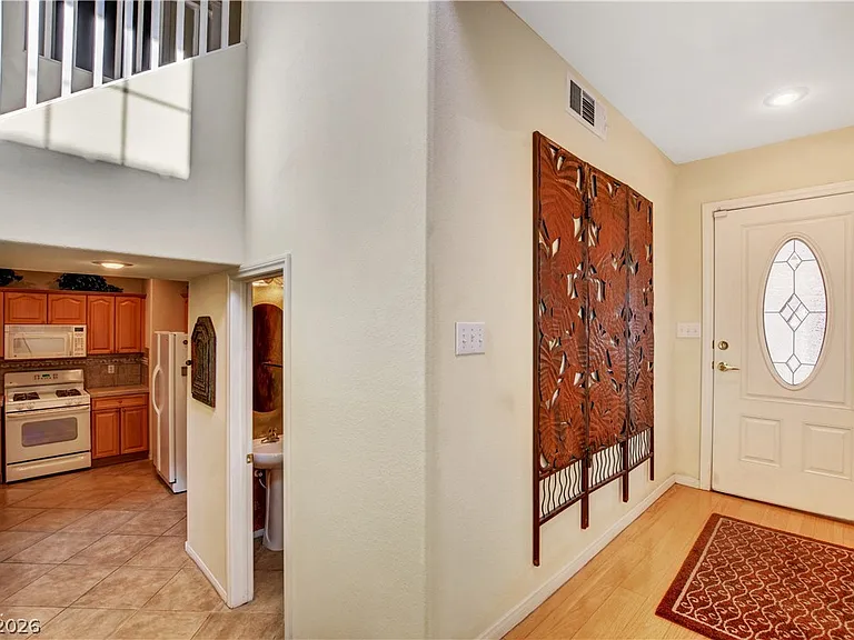 251 Queens Ct — Photo 5