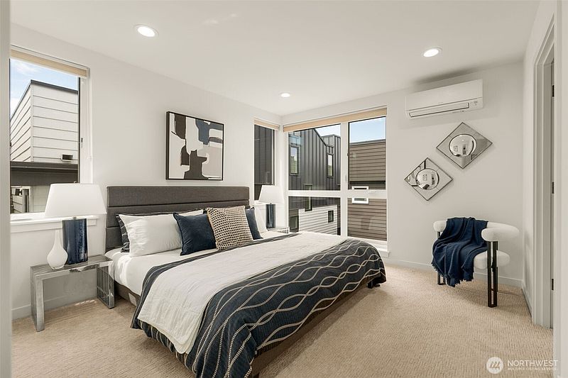 4th image of 2368 Franklin Avenue E #B