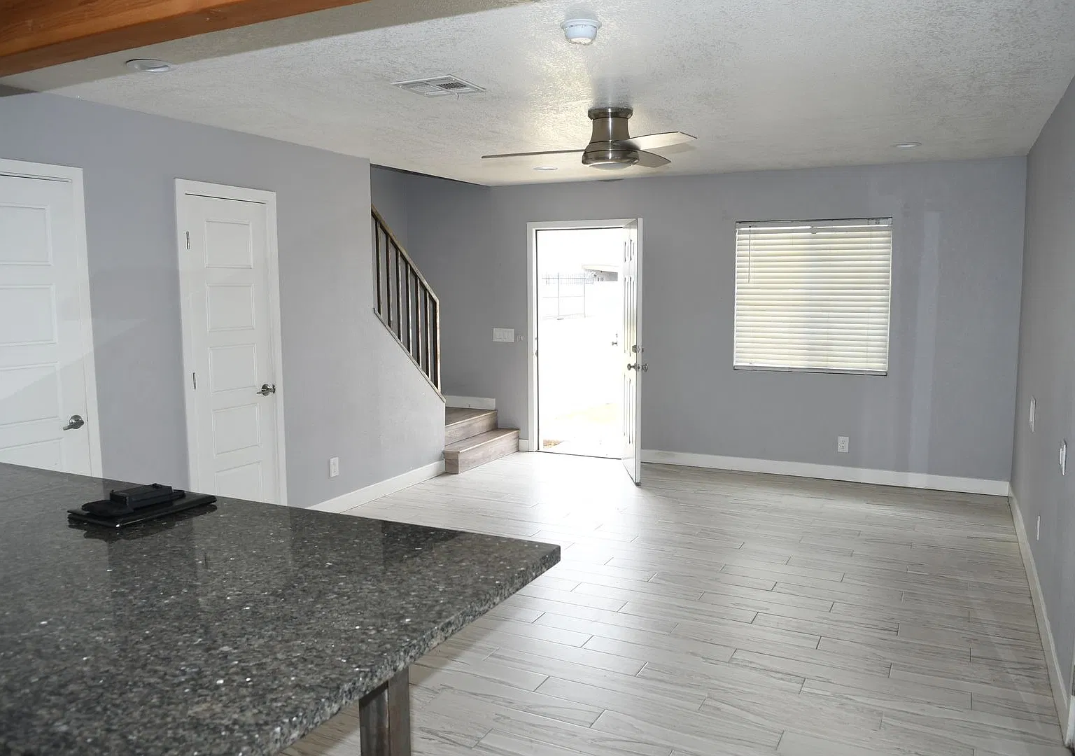 Totally Remodeled 2 Br 1.5 Ba Townhome Near Northern and I-17 in Glendale — Photo 3