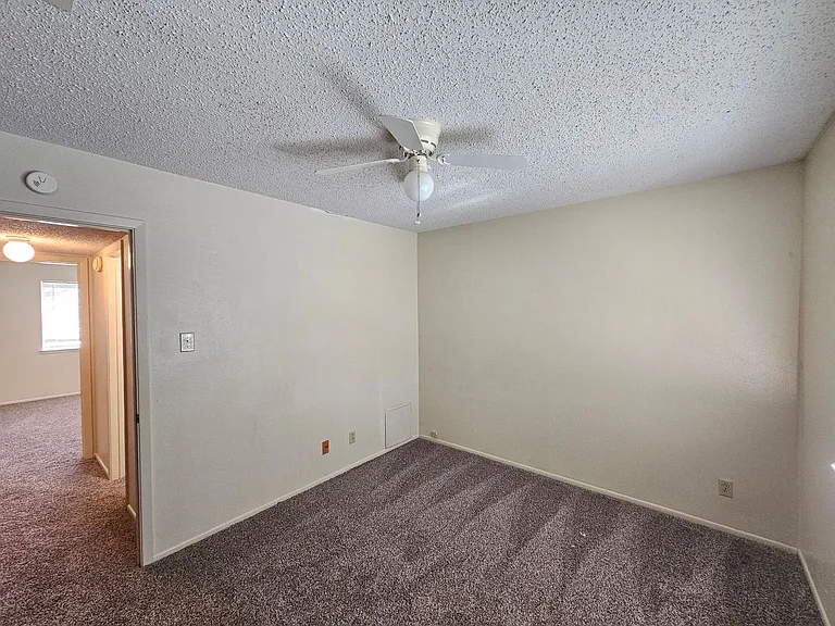 206 W Mockingbird Ln #D — Photo 9