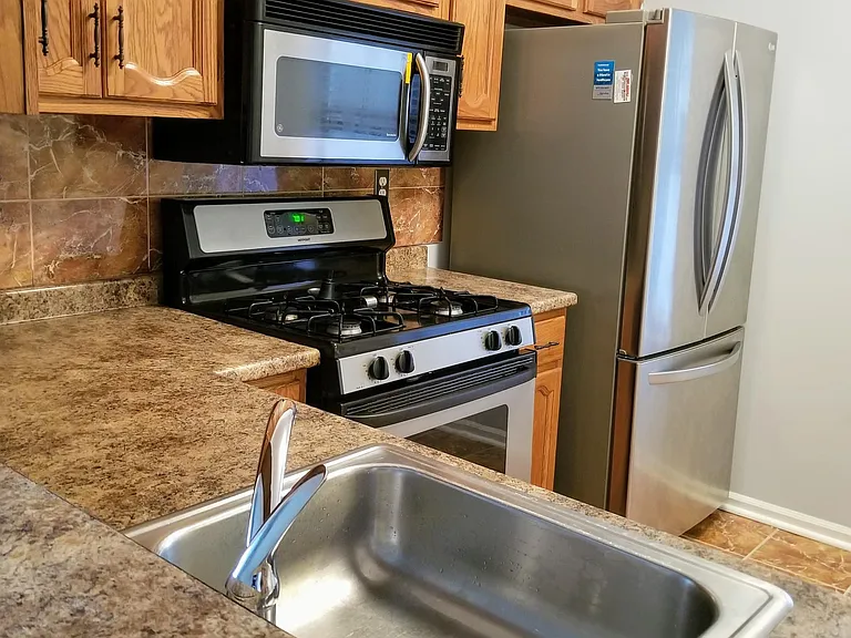 1910 Woodbridge Commons Way — Photo 8