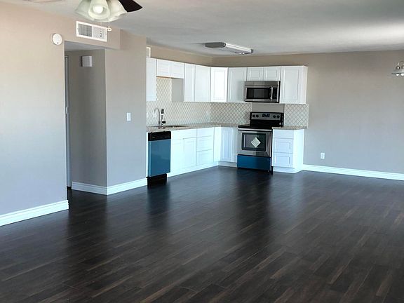 5th image of 4708 E La Salle St