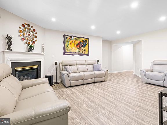 4th image of 706 Julian Dr W #W