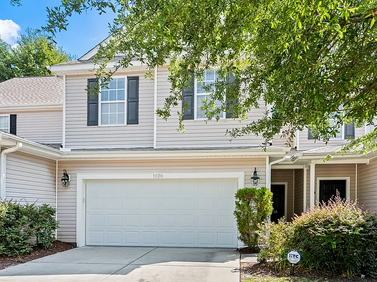 1020 Fairway Ln — Photo 2