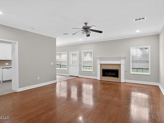 5th image of 110 Live Oaks Blvd