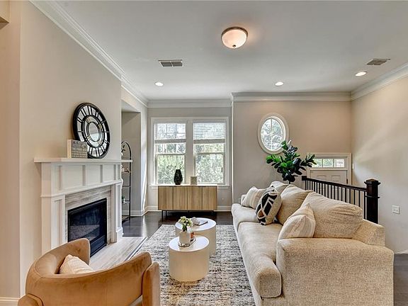 3rd image of 1815 Hislop Ln