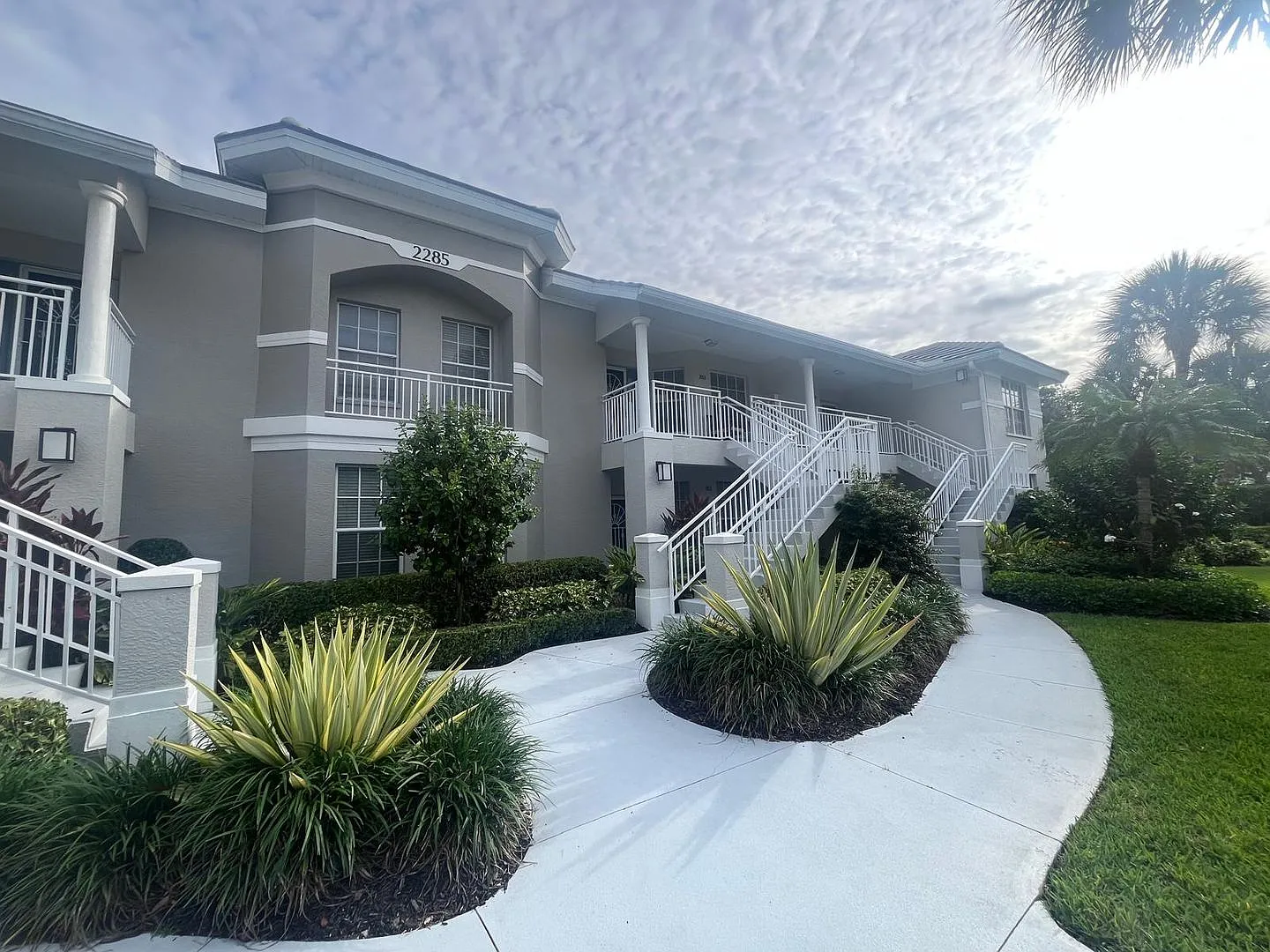 2bed/2baths Close to the beach, Mercato and Great Schools — Photo 1
