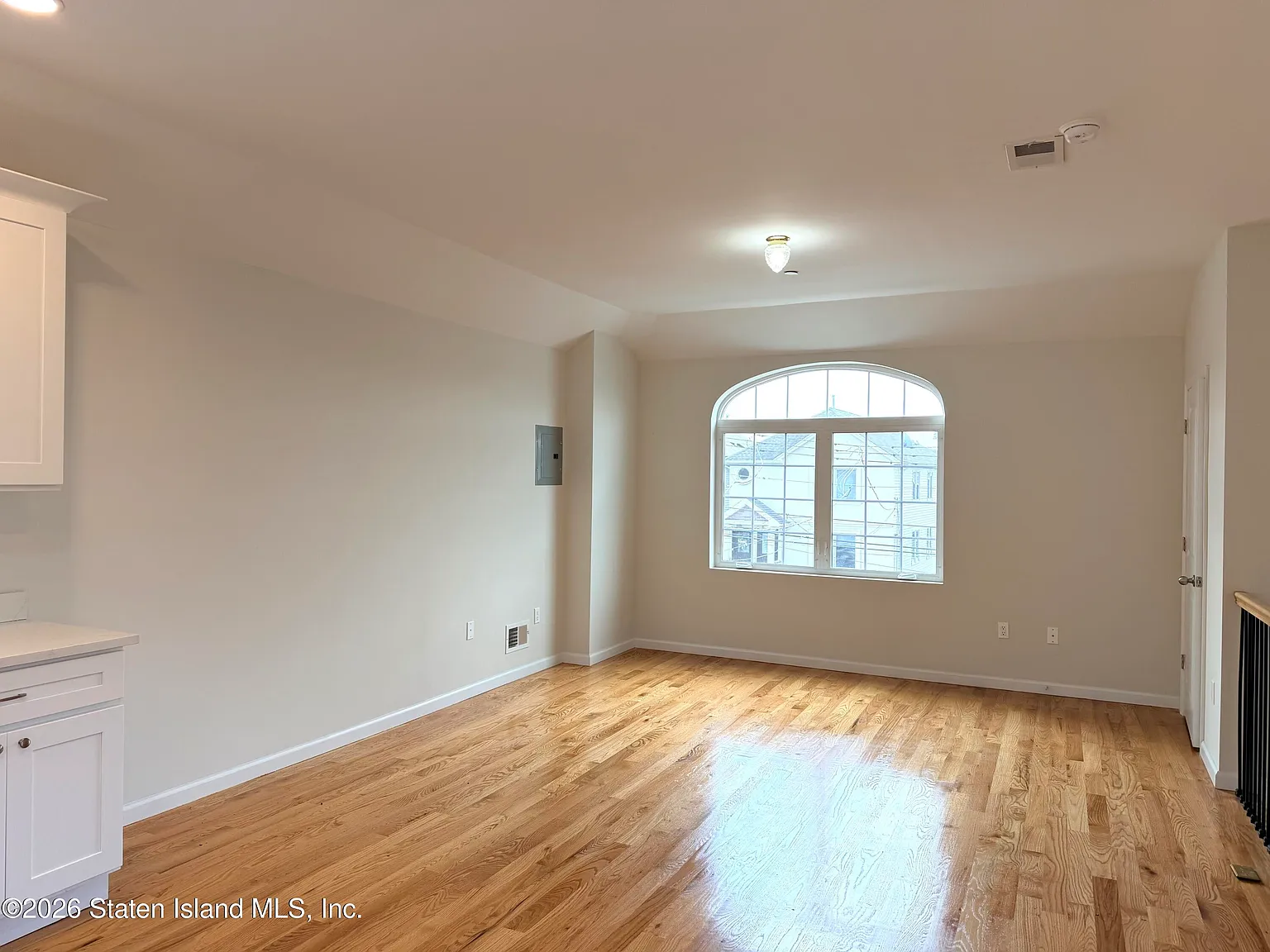 3 bed, 2.0 bath, 2186 sqft, $3,200 — Photo 2