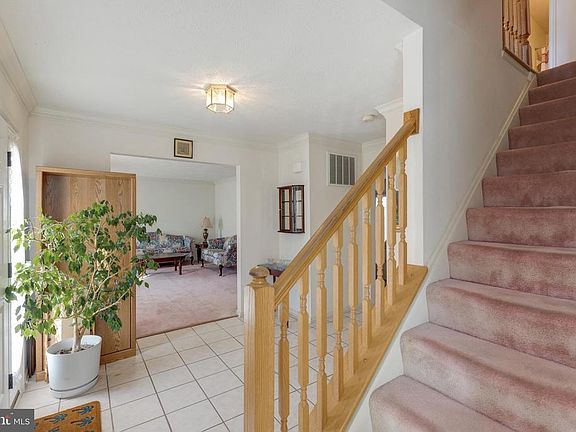 5th image of 128 Montgomery Cir