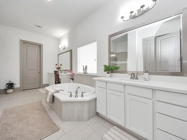 1911 Sapphire Pines Ln — Photo 24