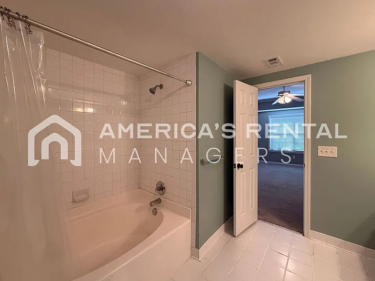 3505 Savannah Park Ln — Photo 32