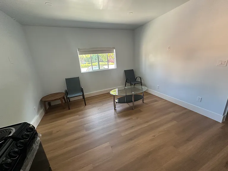 910 E Evelyn Ave — Photo 4