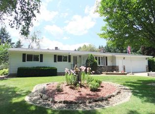 W7119 Oak Ridge Ct, Poynette, WI 53955