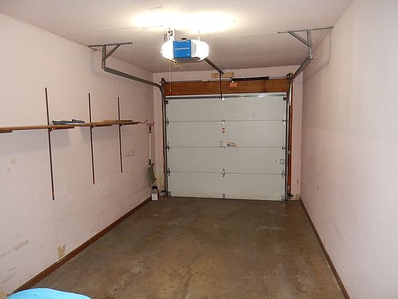 4th image of 975 Westchester Cir