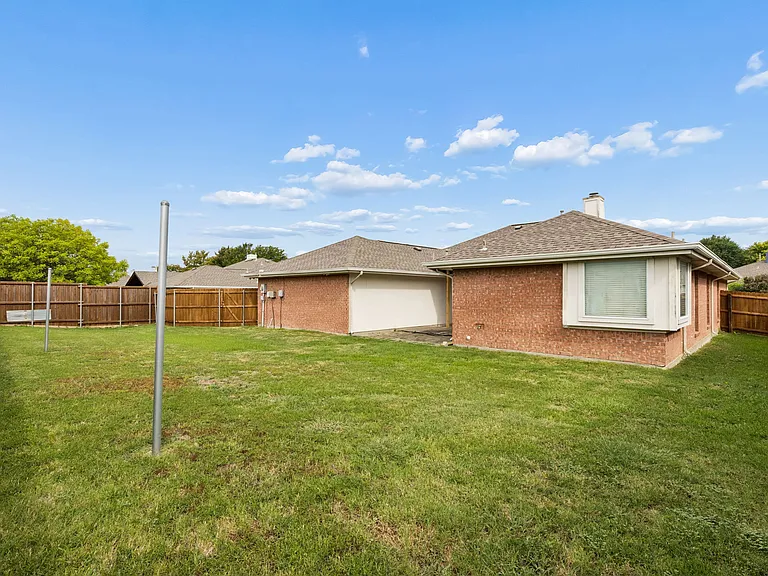 300 Thomas Dr — Photo 28